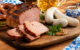 Angeschnittener Leberkäse und Weißwürstel